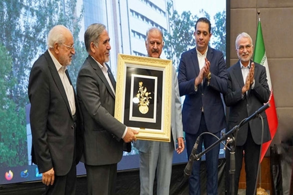 تقدیر از دکتر ابوالفضل افشارفرد در آیین گرامیداشت روز پزشک